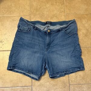 Lee Women's Modern mid rise fit 20W Blue denim Jean Shorts